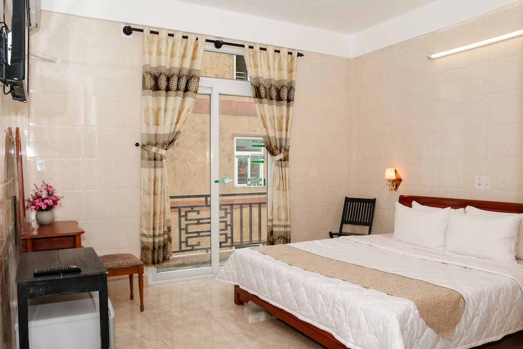 Deluxe room with private bath room, hot tub, free wifi, tv cable, hot shower, air-condition, hair dryer, balcony view.