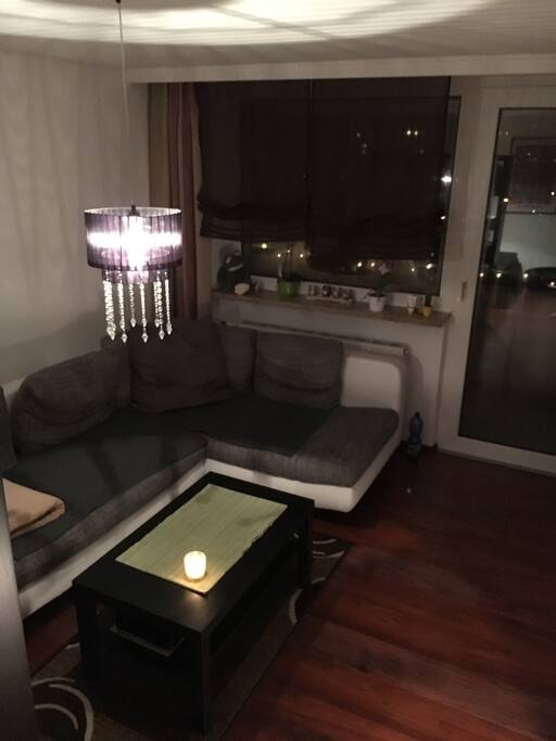 Unser super bequemes Sofa kann man ausklappen und so könnten zwei Leute sehr gut darauf schlafen.