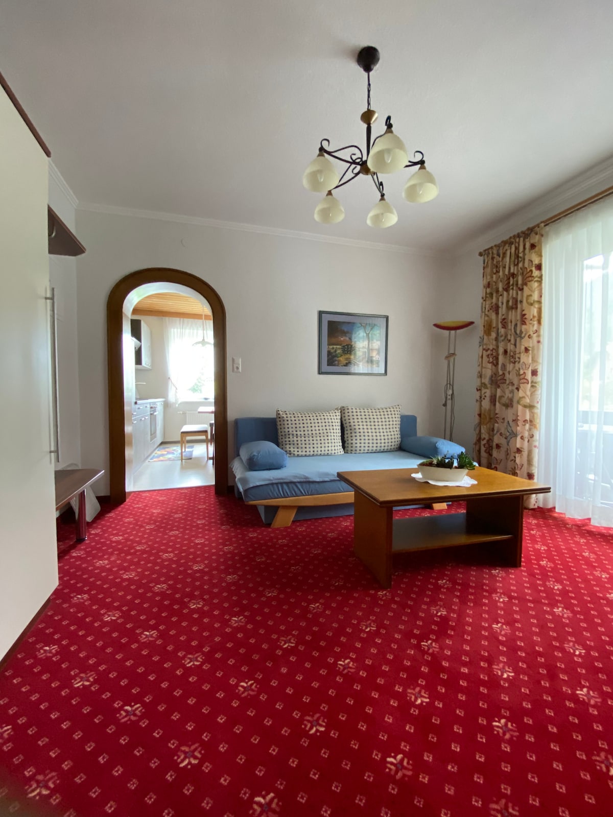 סלון עם ספה נפתחת, טלוויזיה בלוויין עם מסך שטוח, מרפסת קטנה עם ריהוט ישיבה. 