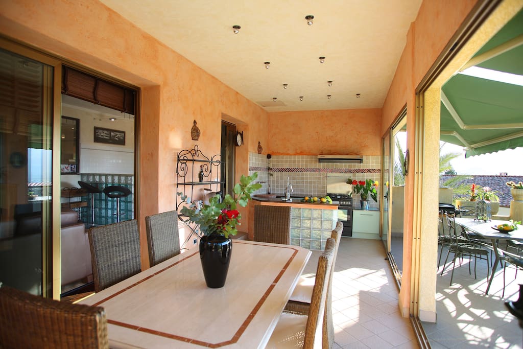 terrasse intérieure équipée d'une cuisine et plancha