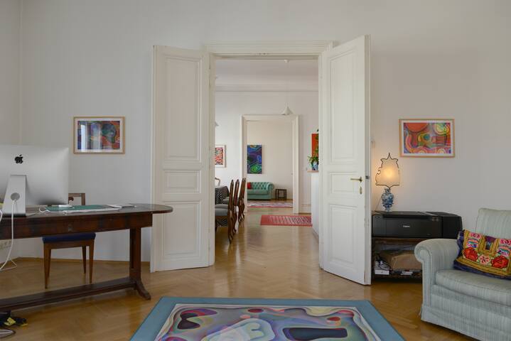 delightful sunbathed city-apartment gallery image 2