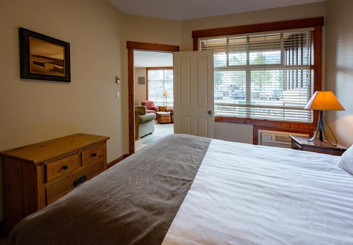 غرفة نوم رئيسية بسرير بحجم كبير وحمام داخلي مشترك