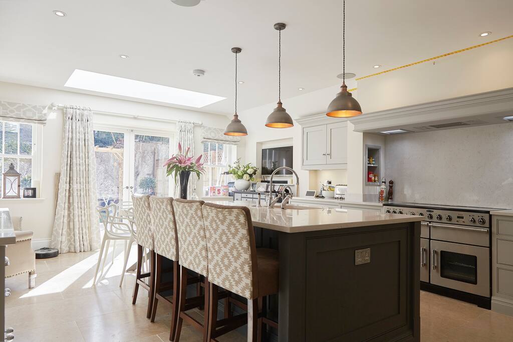Kitchen with extendible table fitting up to 8