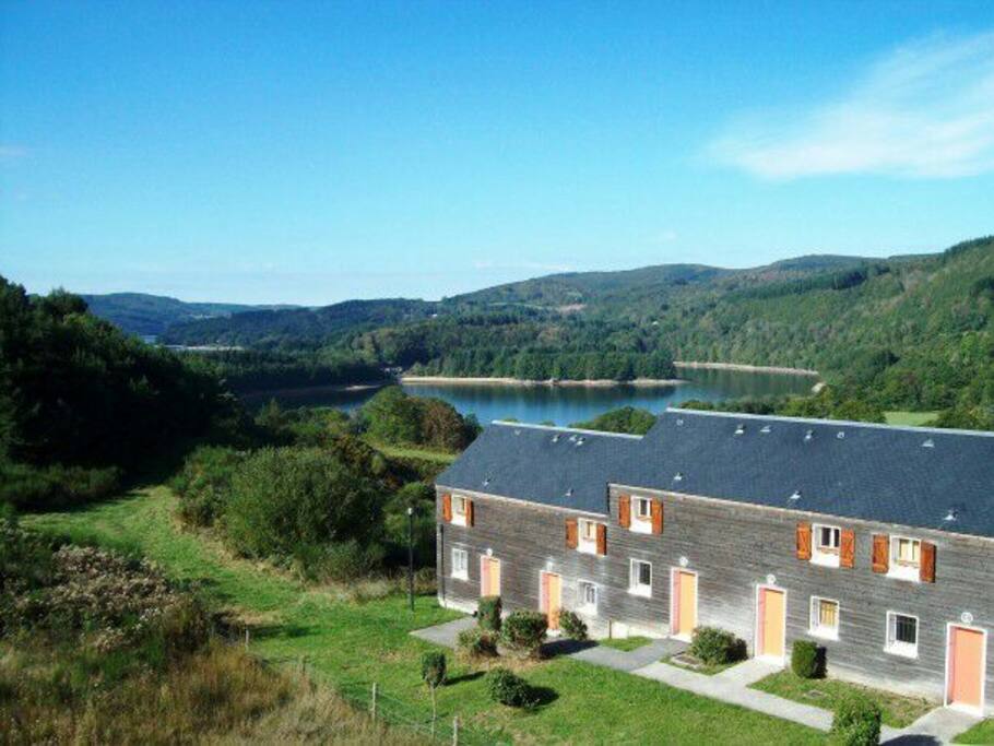 vue imprenable sur le lac de la raviege et des îles redondines