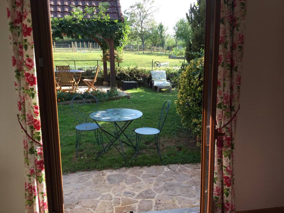 Accès direct sur jardin et piscine