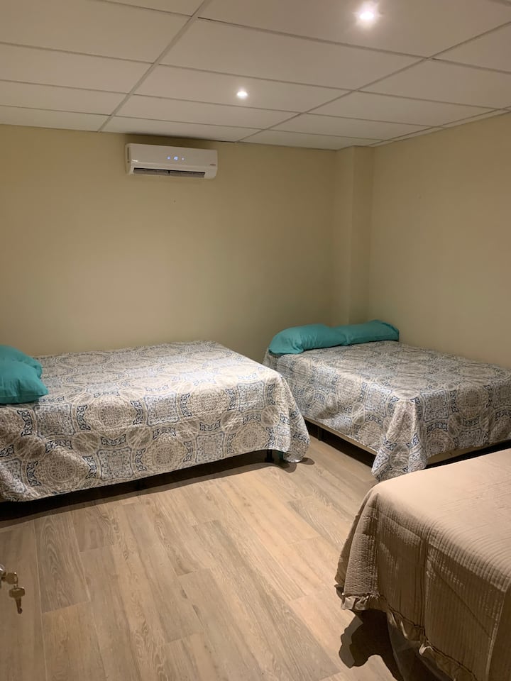 Spálňa 1. 1 veľká manželská posteľ (1,6 metra); 2 semis (1,2 metra). Izba má vlastnú kúpeľňu s toaletou