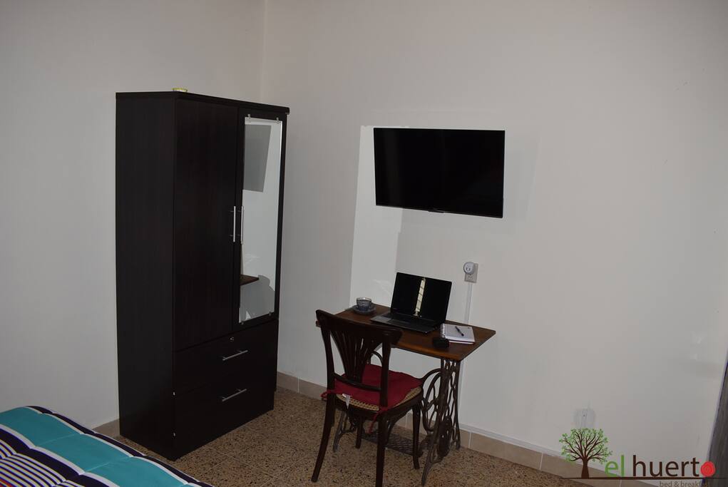 Ropero de 2 puertas, con 2 gavetas (1 con llave), escritorio, Smart tv led de 32", wifi y cable.