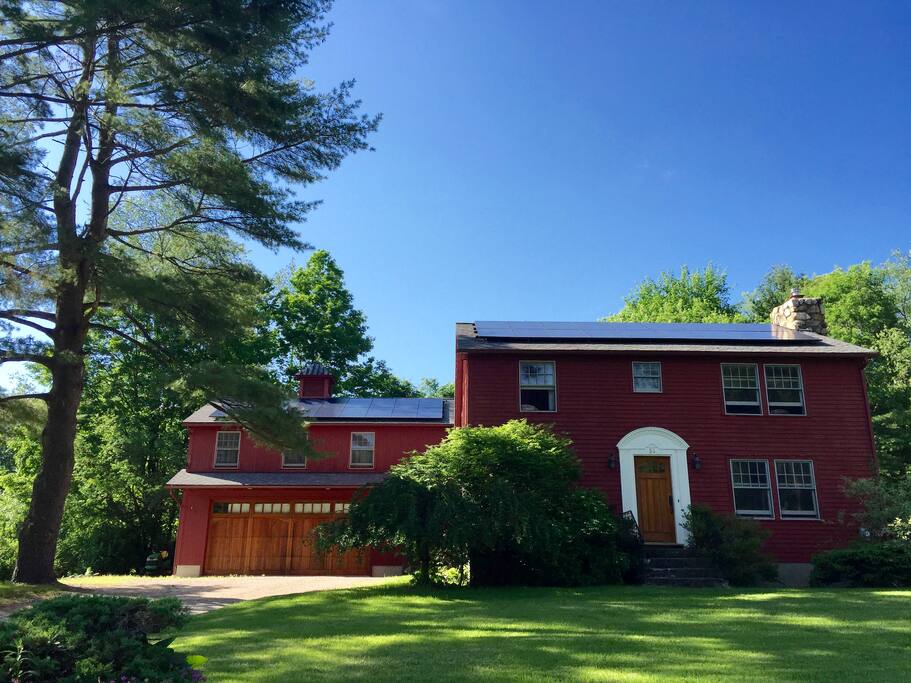 Perfect for a family or alumni reunion! The private loft above the garage offers 1-2 bedrooms, 1 bathroom and can comfortably sleep 1-7 people