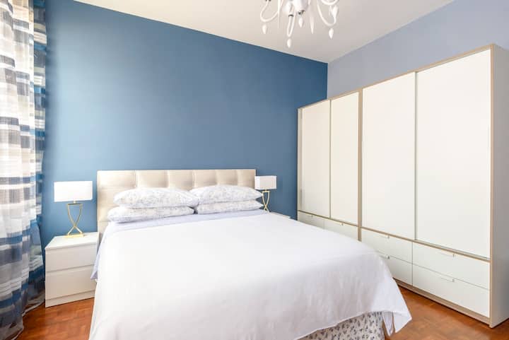 ห้องนอนหลักพร้อมตู้เสื้อผ้าขนาดใหญ่