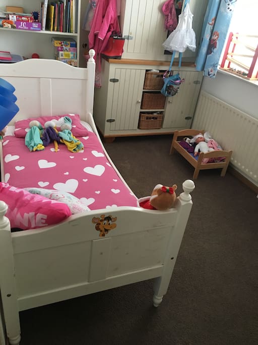 Bedroom 3 with toddler bed