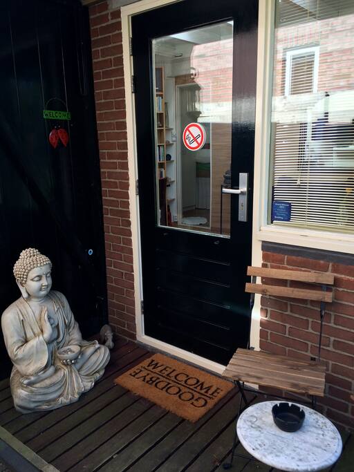 De ingang van de studio.