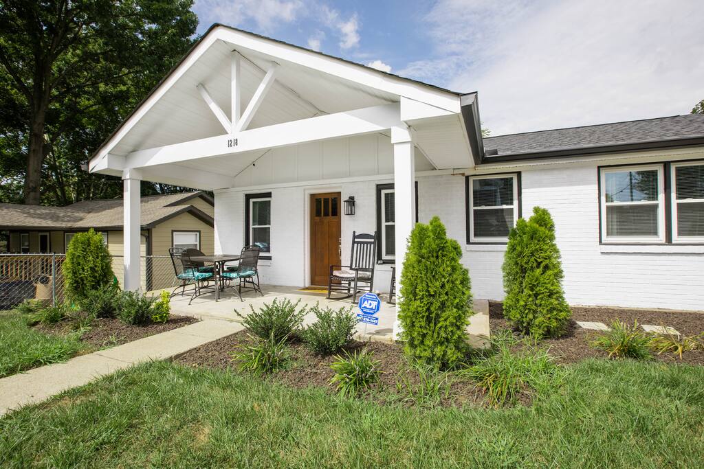✦HGTV Renovated✦ 5-10 min to DT, 5 points, Stadium - 내쉬빌의 주택에서 살아보기, 테네시, 미국
