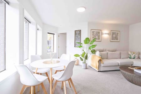 Absolutely lake front apartment- 5 mins to town