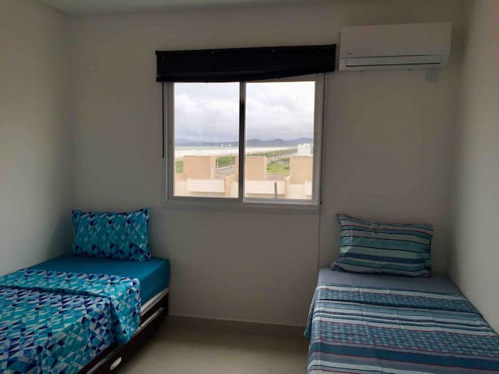 סוויטת יחיד עם שתי מיטות, שיכולה להיות זוגית ועם פיצול 