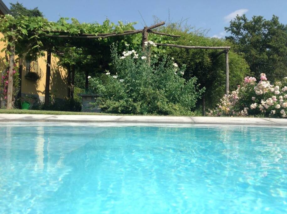 Una piscina a disposizione degli ospiti a fianco dell'abitazione, lato sudovest
