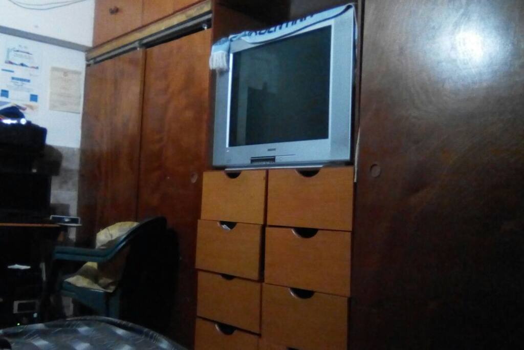 Cuarto principal para huéspedes incluye: Aíre acondicionado, sofá - cama, computadora con internet, wifi, televisor con cable, armario.