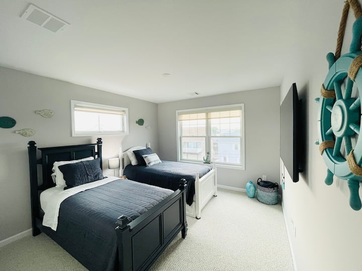 Bedroom with Two Single Beds and Trundle