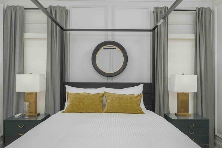 Მასტერ-საძინებელი: სასტუმროს მსგავს მთავარ საძინებელში დგას საწოლი, გასასეირნებელი კარადა, სტუმრების შესანახი სივრცე, სრულმეტრაჟიანი სარკე და ცალკე მთავარი სააბაზანო ორადგილიანი ნიჟარით და გასასეირნებელი საშხაპე.