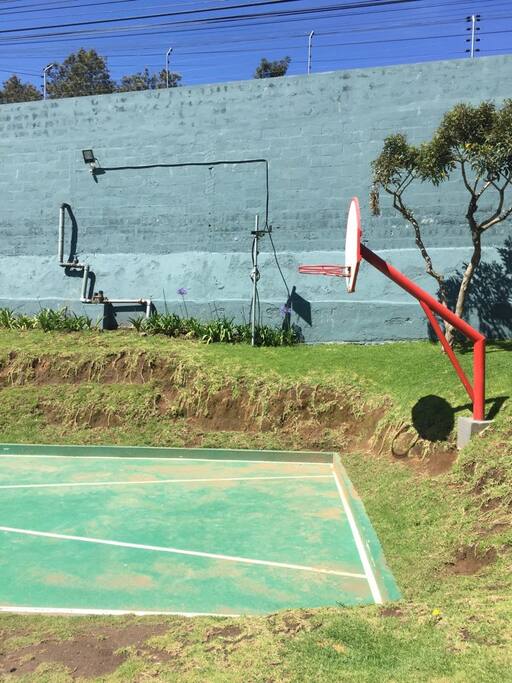 Ares deportiva. En el exterior de la casa .