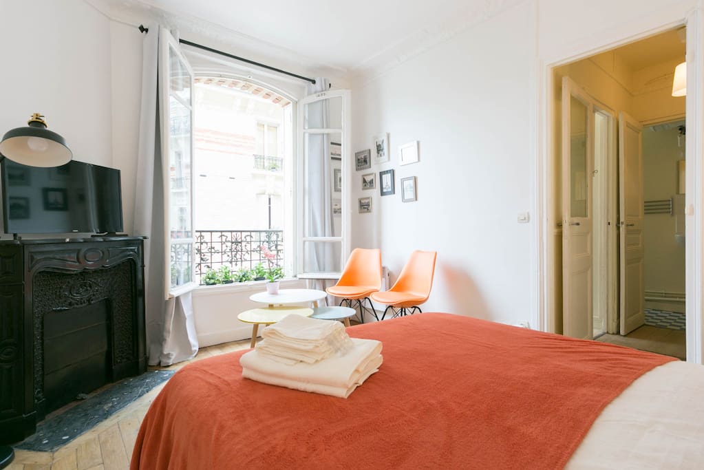 Very calm bedroom , very bright. Queen size bed 63in×80in 160x200cm