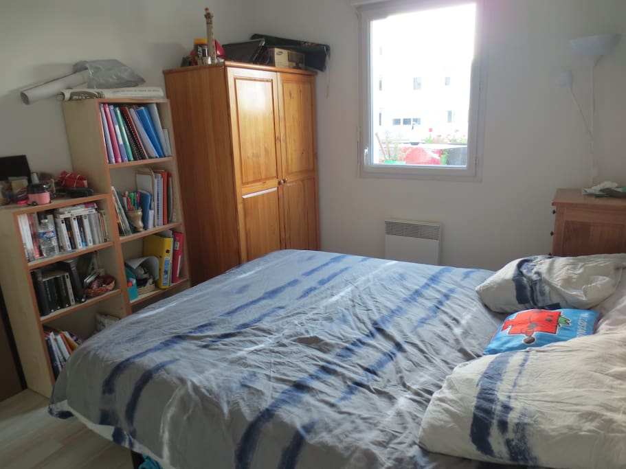 Chambre avec armoire