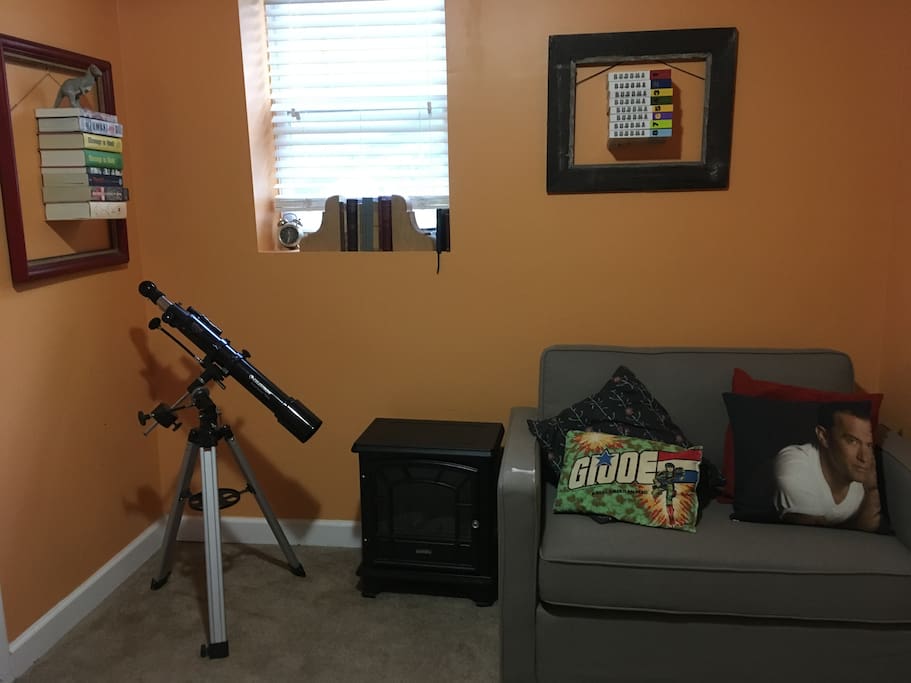 The guest room has a twin pull-out couch. The room can also fit one queen-sized air mattress or one twin sized air mattress.