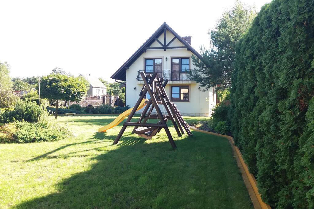 WIDOK Z OGRODU