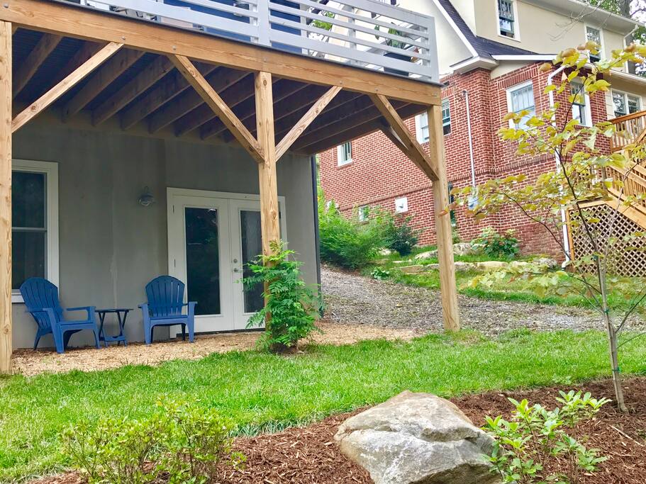 Lower level guest suite entrance.