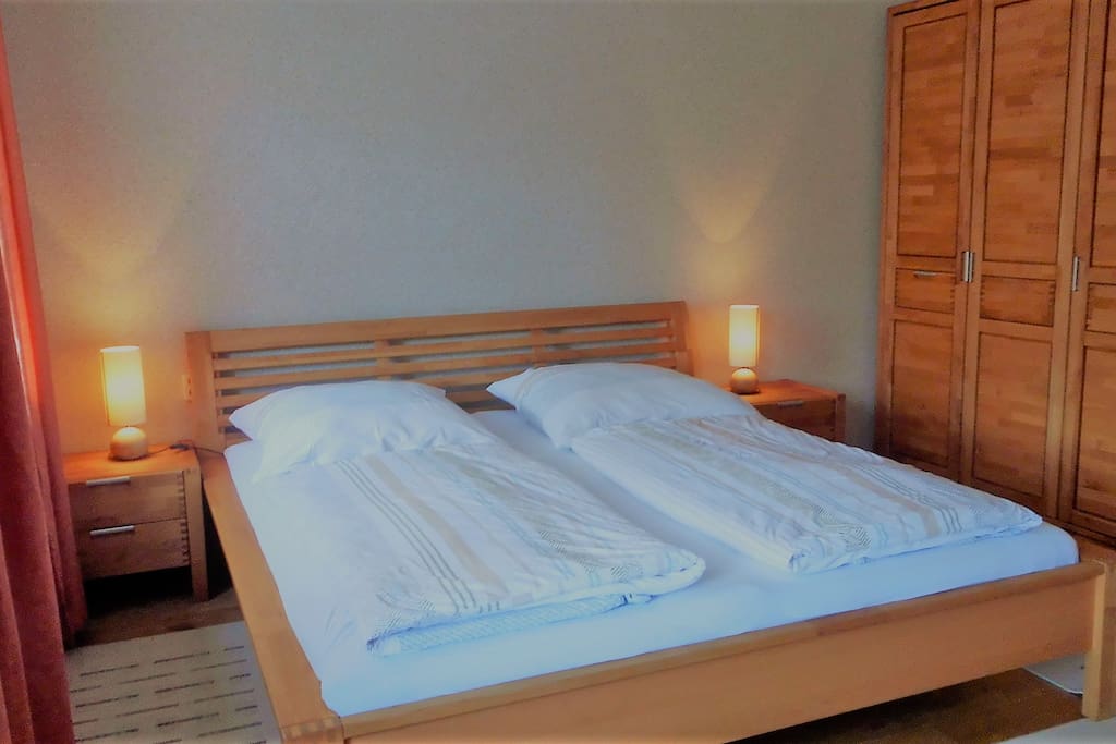 Wohn-Schlafraum mit Doppelbett