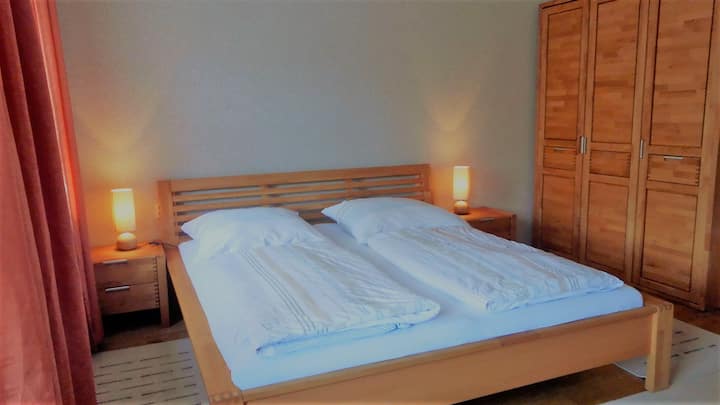 סלון עם מיטה זוגית.