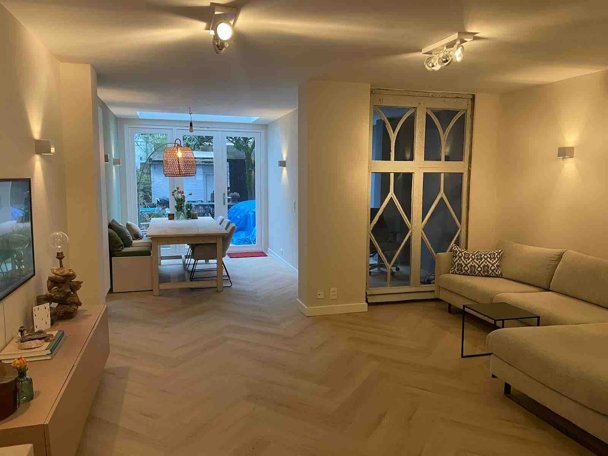Top performing Airbnb: Beautiful appartment with garden at the canal in Cremerbuurt West