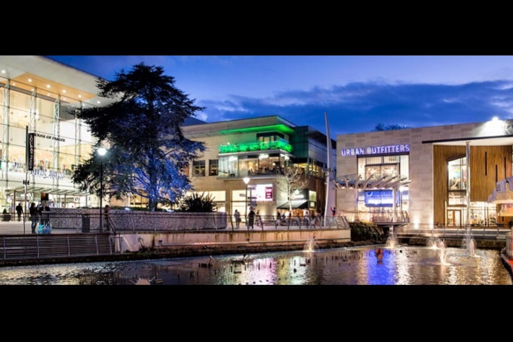 Dundrum Town Centre open till late (21:00) on weekdays