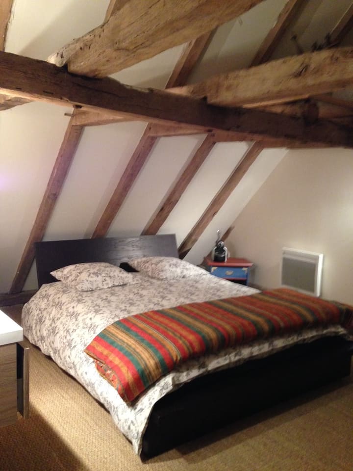 Chambre N° 5 Lit double 160 - 200 pour personnes de grande taille 