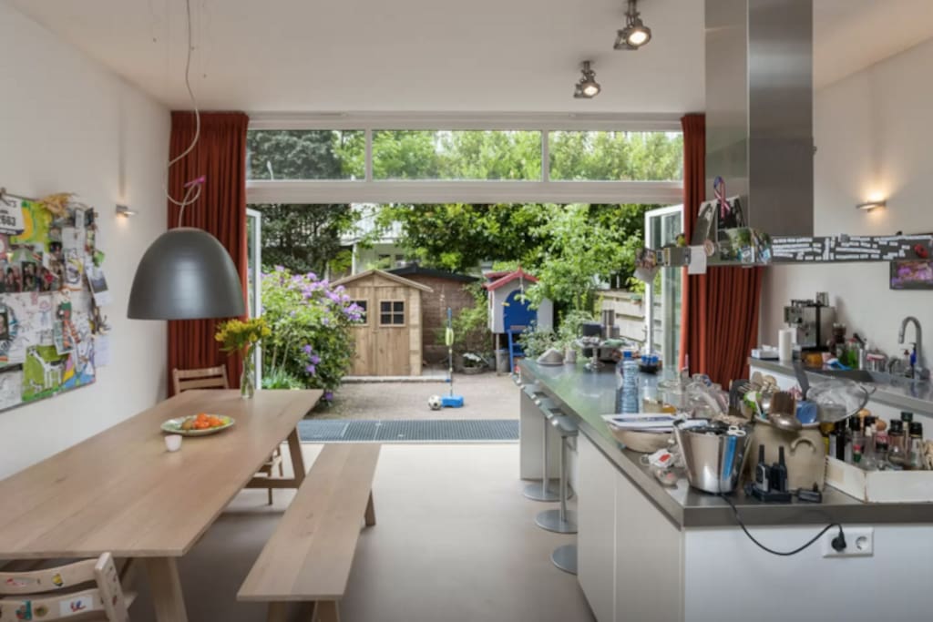 Kitchen with view on the garden.