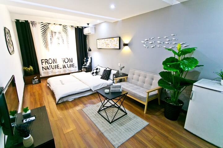 雾里 楼下纪念碑和轻轨站 震撼景观  3分钟洪崖洞