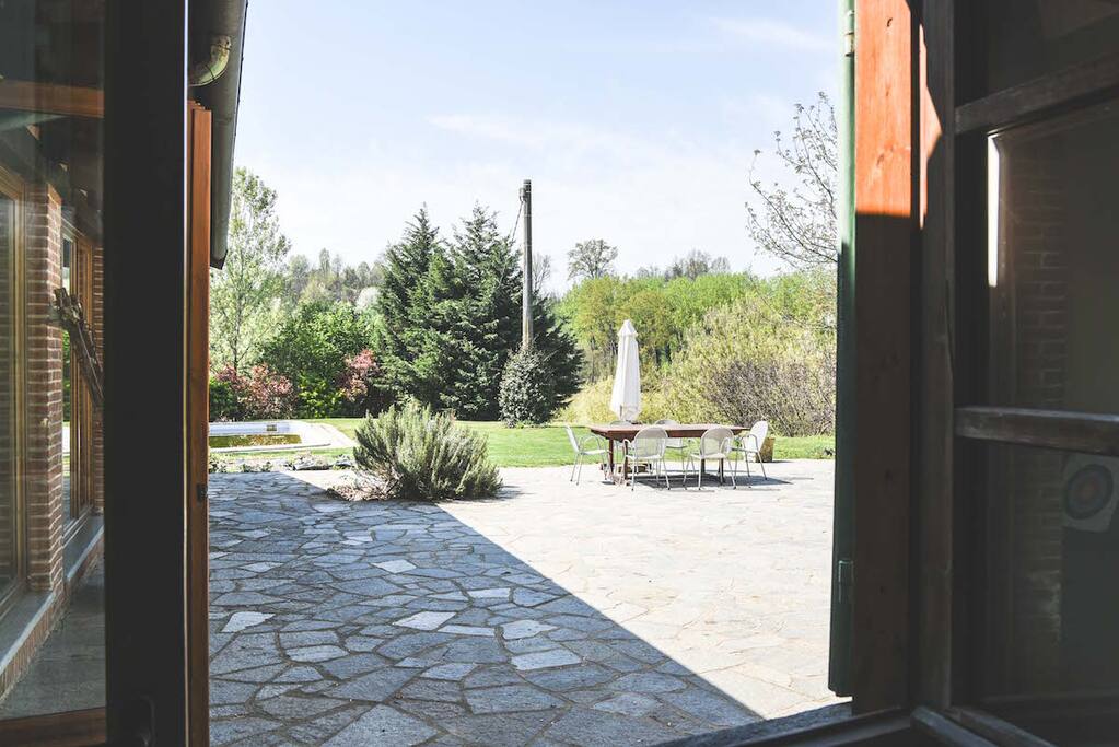 Verso il cortile e la piscina