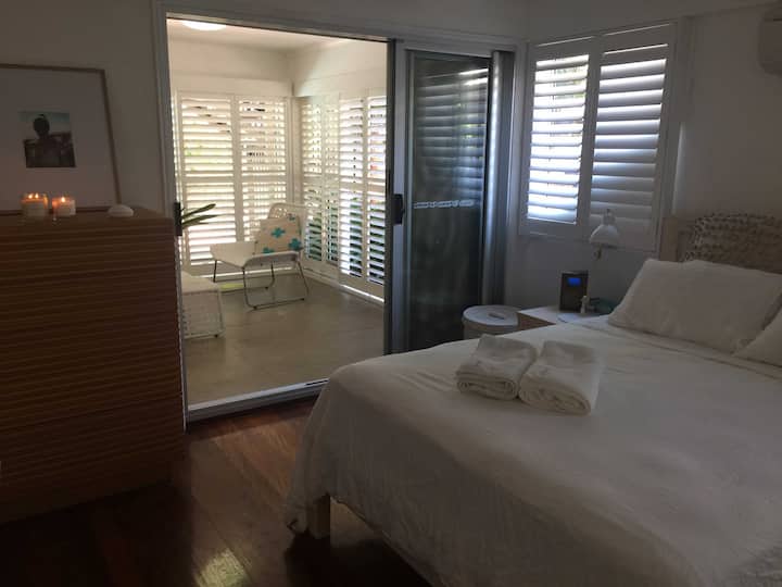 Dormitorio principal con terraza trasera contigua/retiro para padres.