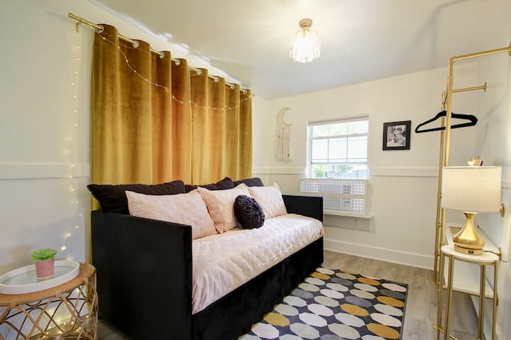 Got a snorer? This single's the perfect place to stick 'em. (This bedroom is a passthrough from the laundry area/living room 2 to bedroom 3. It DOES have doors on both sides.) 