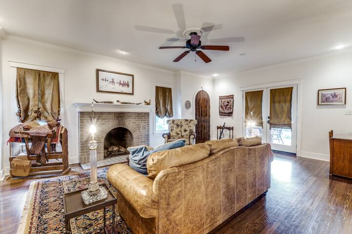 Cowboy Casa Walk to Dickies Arena gallery image 3