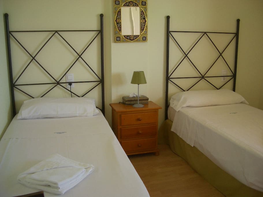 dormitorio con 2 camas