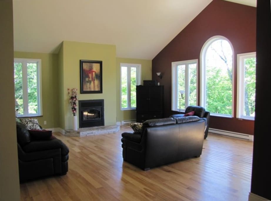 Spacious living room for great conversations