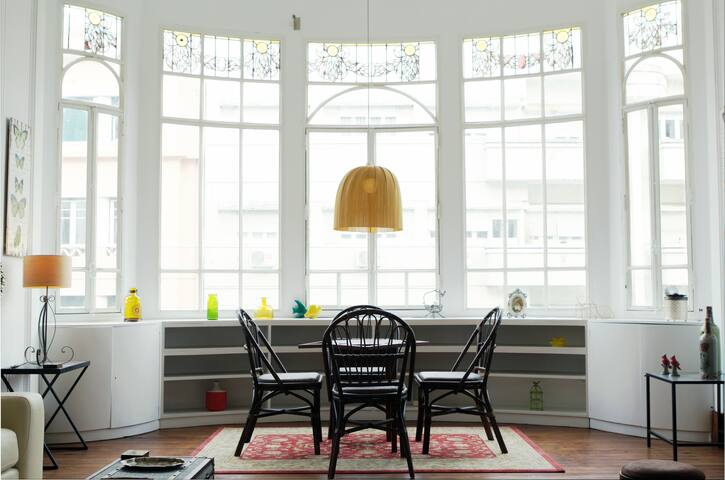 Localtraveling Downtown: Spacious, Great Location gallery image 2