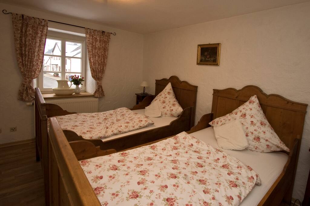 Schlafzimmer rustikal mit historischen Betten