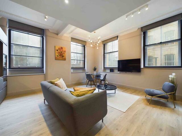 Luxury Stunning Two bedroom gallery image 5