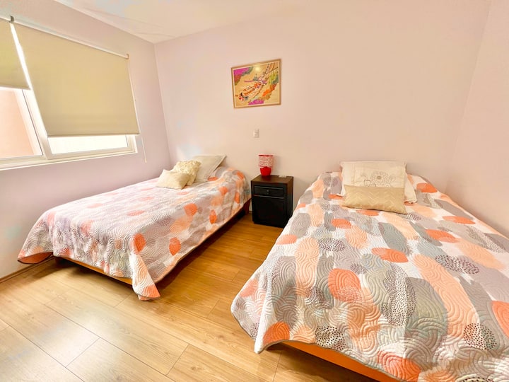 Спална соба бр. 2 со 2 брачни кревета, бироа и плакар.