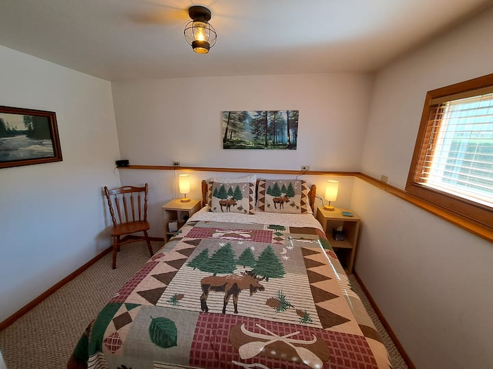 Camera da letto orientale con nuovo letto queen-size, ripiano portabagagli, comodino e abat-jour con caricabatterie usb.