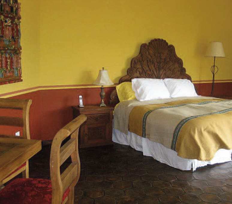 King bed, dining area