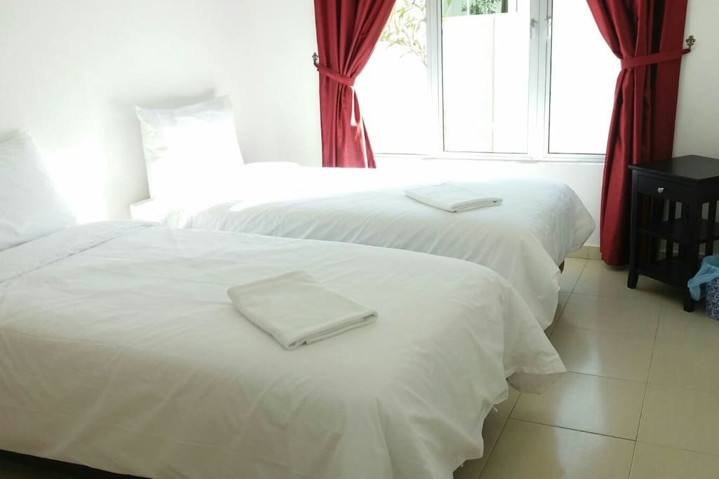Room with 2 single beds