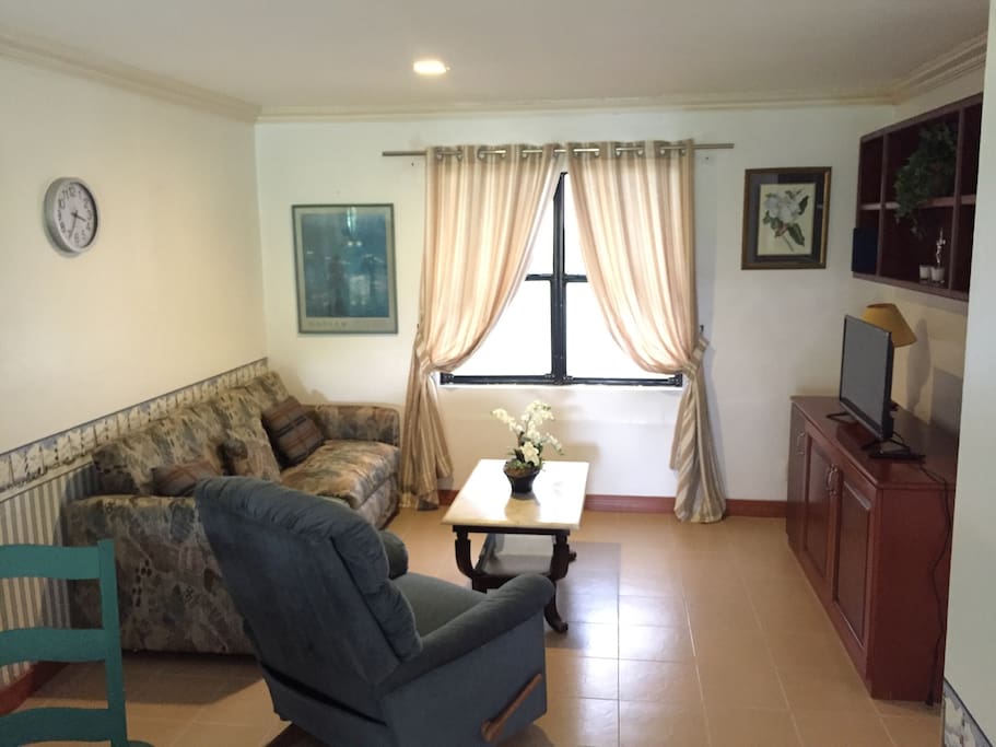 Airconditioned living area with tv.