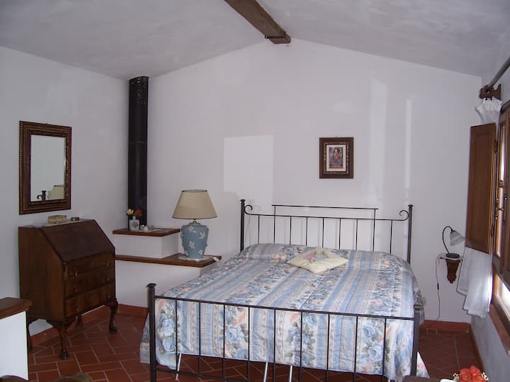 Velika spavaća soba na katu (pogled 1). Bračni krevet. 